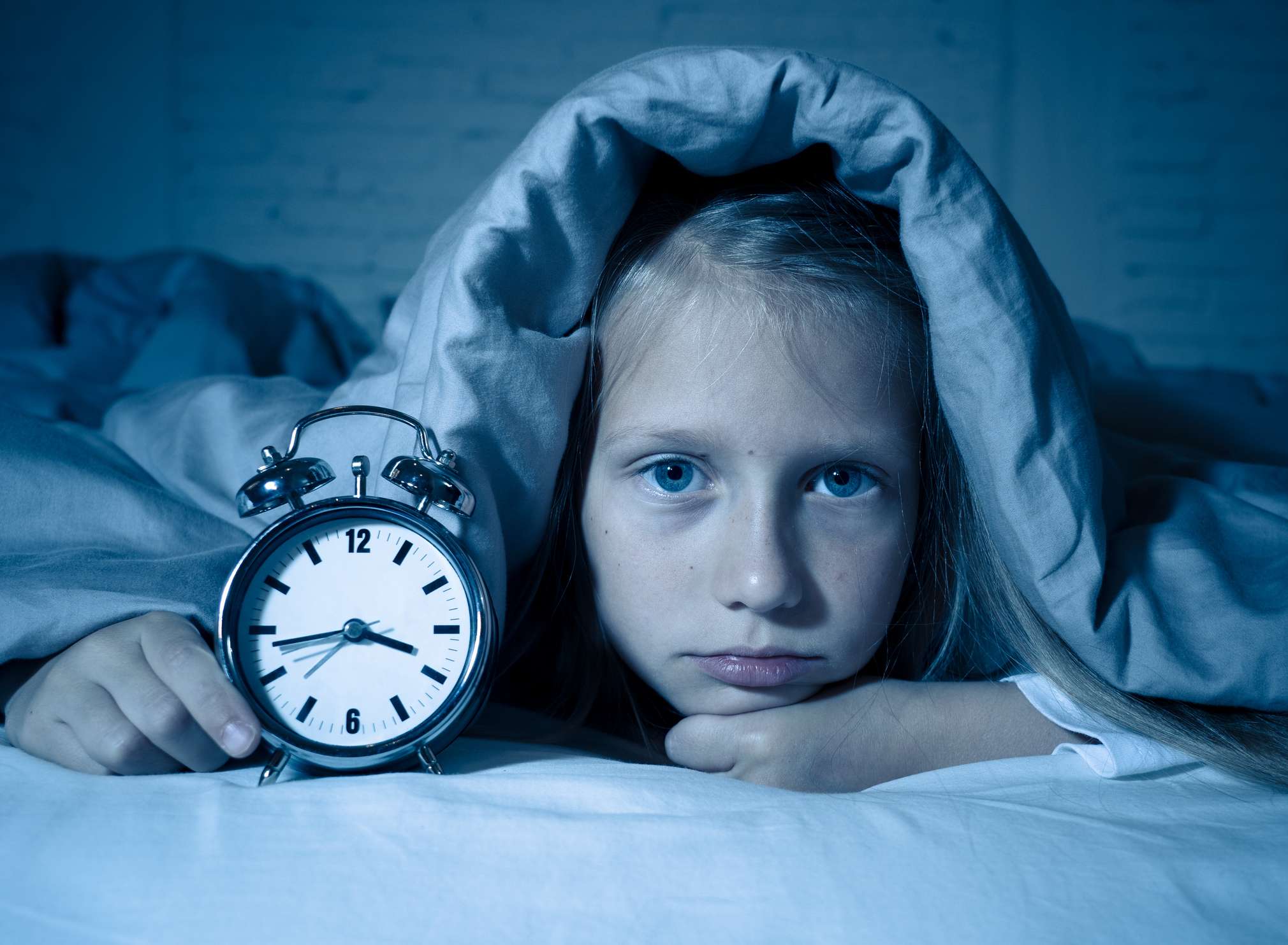 insónia menina na cama acordada a meio da noite cansada problemas para dormir a noite toda ou insónia distúrbios de ansiedade do sono em crianças acordar muito cedo Perturbações do sono nas crianças