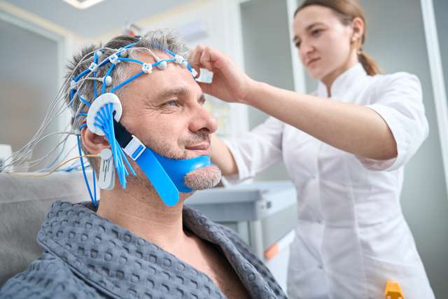 Patient wird in einer modernen Klinik untersucht Untersuchung in einem Schlaflabor
