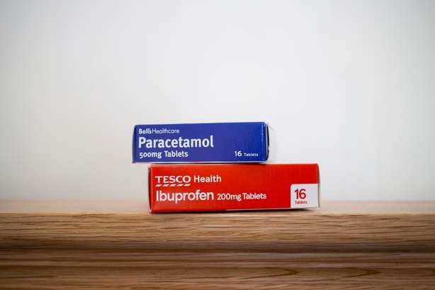 Paracetamol und Ibuprofen-Verpackungen Newport, Wales/UK - 04/22/2020:Two boxes of pain killers by Tesco. One box is paracetamol and the other is ibuprofen.