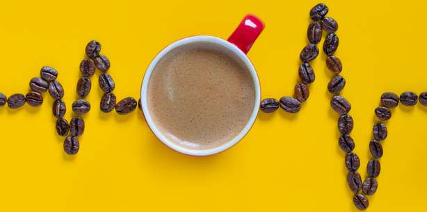 Ligne pulsée de grains de café avec tasse à café rouge sur fond jaune. Ligne de pulsation cardiaque avec tasse à café rouge sur fond jaune. Café Cardio Images.coffee heart