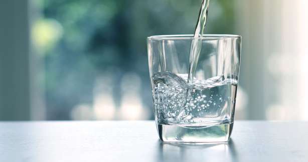 To-Do Liste: Wasser trinken und Elektrolyte regulieren To-Do Liste: Wasser trinken und Elektrolyte regulieren