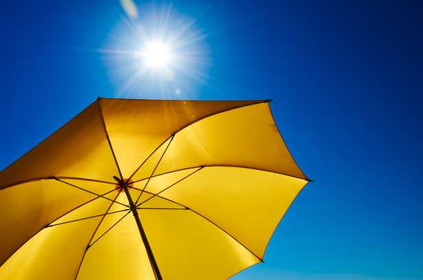 Yellow Umbrella mit helle Sonne und blauer Himmel Gelber Sonnenschirm mit blauem Himmel