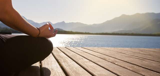 Meditation auf einem Steg am See Mediation auf einem Steg am See