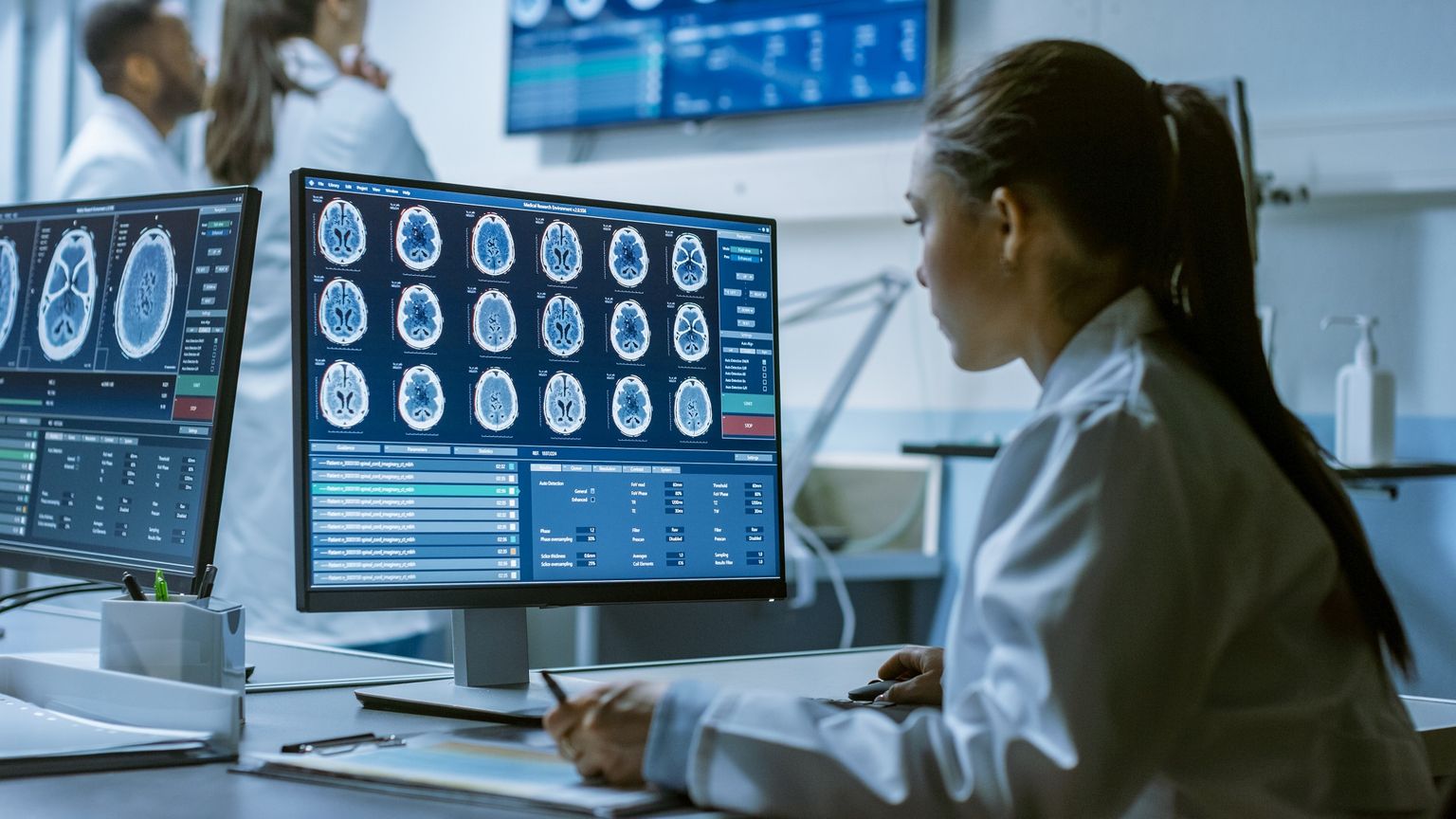 Una scienziata medica analizza la tomografia computerizzata di un cervello.